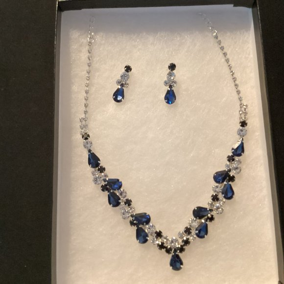 Necklace, earing and hair comb set - Picture 1 of 4